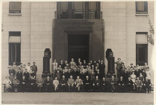 1679991079052023482.jpg 图为1935年5月,雷士德医学研究院全体成员合影.jpg