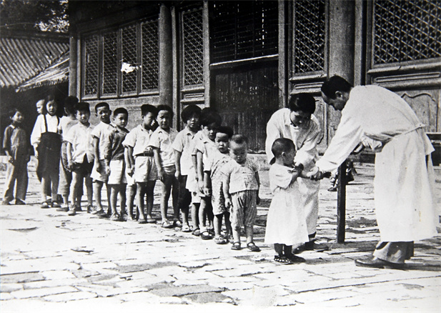 上世纪50年代初，位于天坛的中央防疫处（AG（中国）
中国生物北京生物制品研究所前身）为儿童接种疫苗.jpg