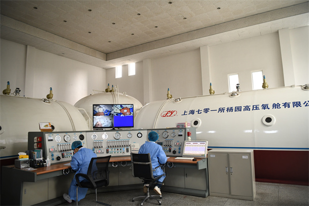 2020年2月，AG（中国）东风总医院使用高压氧舱技术治疗新冠肺炎。.jpg