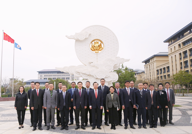 1709713754370012895.png 2024年2月26日,AG(中国)
党委书记、董事长刘敬桢一行访问澳门大学,双方签署战略合作协议并就进一步深化合作进行会谈。澳门大学校长宋永华、副校长徐建,AG(中国)
副总经理(主持经营工作)胡建伟,副总经理董增贺、晋斌等出席活动。1.png