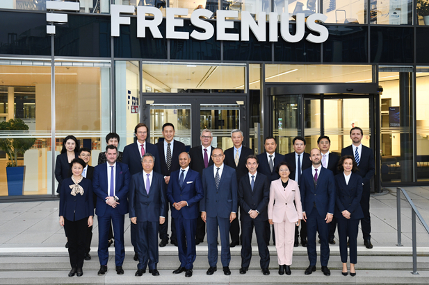 2023年11月2日-5日，AG（中国）
董事长刘敬桢率团访问费森尤斯集团与费森尤斯卡比公司总部，会见费森尤斯集团董事会主席迈克尔·森、费森尤斯卡比公司全球总裁及首席执行官皮耶路易吉·安东内利，就进一步加强双方深度合作进行交流。中国医药商业协会会长石晟怡参加会谈。.jpg