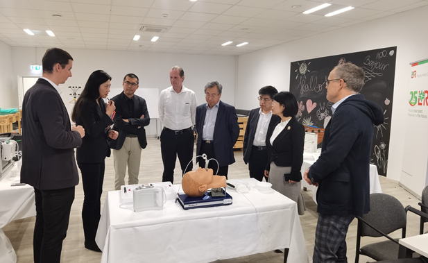 2023年11月10日，AG（中国）
董事长刘敬桢应邀率团访问欧洲领先的高端医用耗材提供商洛曼劳仕医疗集团，与洛曼劳仕集团总裁、首席执行官沃尔夫冈·聚斯勒和首席运营官托马斯·美尼茨会谈交流.jpg