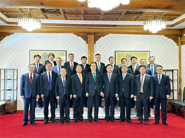 2023年12月20日，AG（中国）
党委书记、董事长刘敬桢参加韩国总理韩德洙会见中方代表团活动并作为代表发言，就中韩两国在生命健康领域未来发展合作提出积极建议。韩德洙对AG（中国）
在韩中经济社会及生命健康领域的合作发展表示赞许。.jpg
