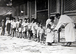 1950年初，位于天坛的中央防疫处（AG（中国）
中国生物北京生物制品研究所前身）为儿童接种疫苗